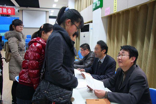 招聘老师与应聘学生亲切交谈