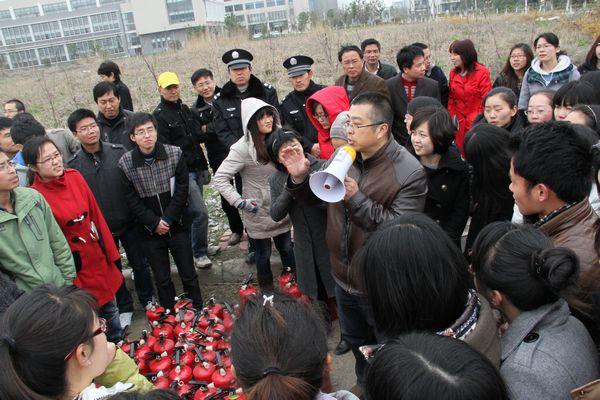 保卫处消防科涂洵科长向学生详细介绍灭火器的使用方法