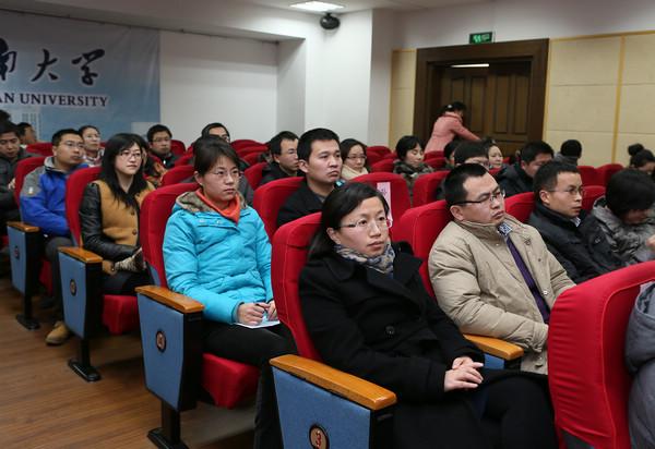 与会青年教师聆听陈校长讲话
