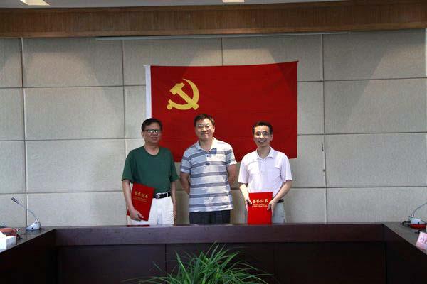 校党委书记武贵龙为机关30年以上党员颁发荣誉证书