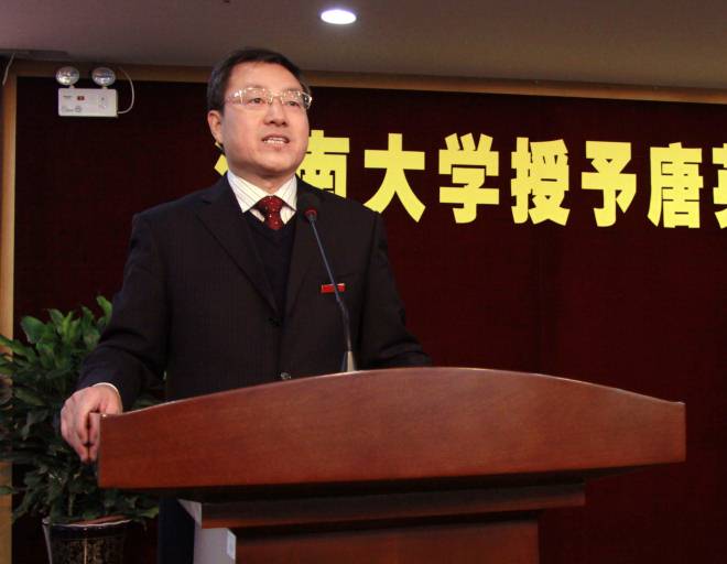 校党委书记武贵龙主持典礼