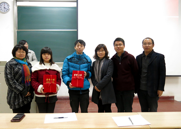图4.获奖同学与老师合影
