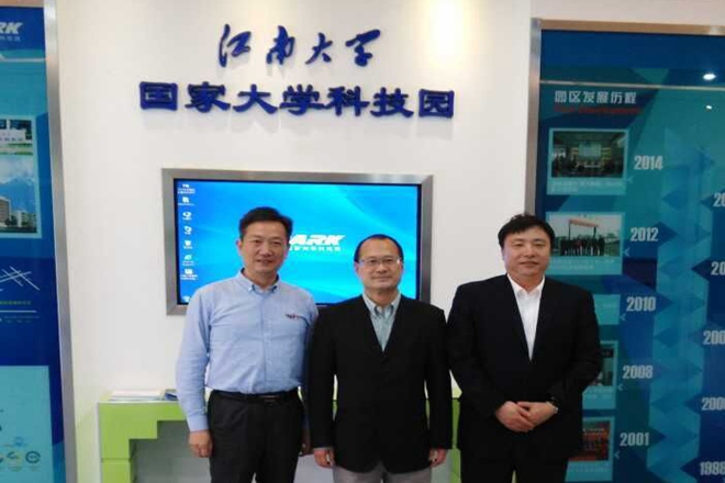 蔡冠深先生参观大学科技园（一）