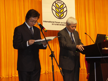 中国粮油协会常务副理事长王瑞元先生（右）致辞