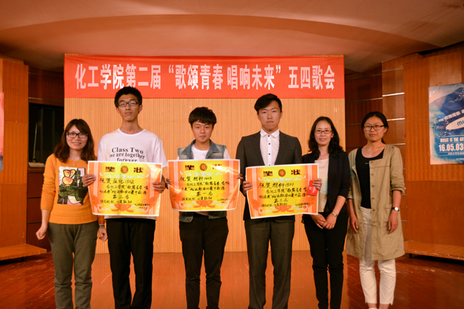 学工老师为前三名获奖班级颁奖