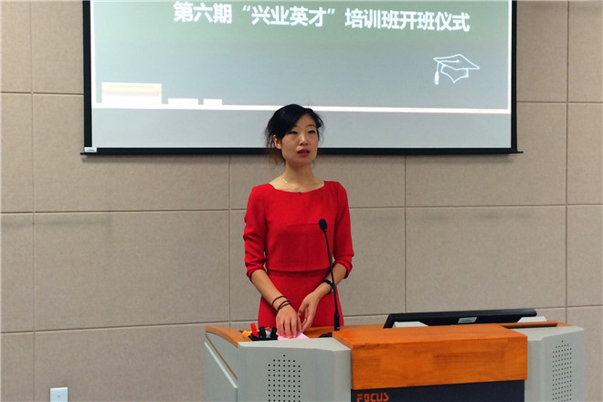 商学院党委副书记、副院长窦新华发表讲话