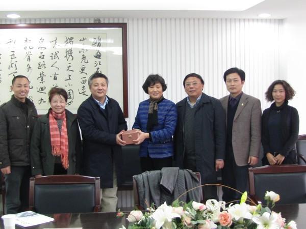 赠送礼物并合影
