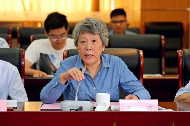 原副校长王武宣读荣智健先生给陈坚校长的信