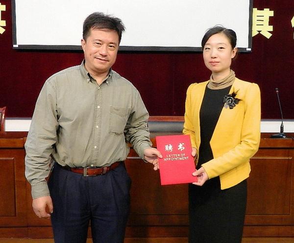 颁发“商学院大学生创业导师”聘书
