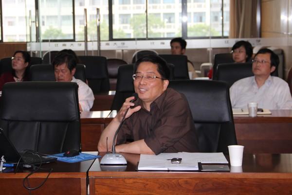 党校专职副校长、组织部副部长徐锡清同志主持培训活动并作干部培训相关文件解读