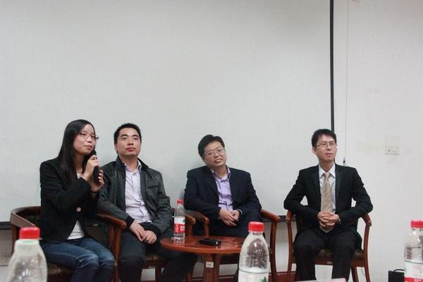 主持人与三位校友合照