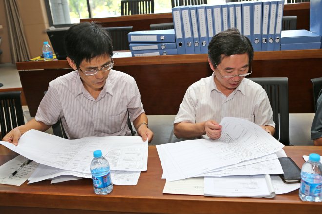 专家仔细检查