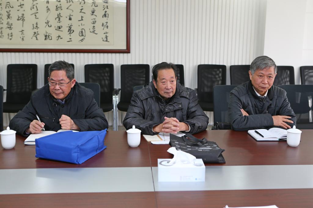 关工委老领导认真听取会议精神传达