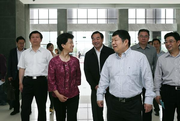 弘强书记与校领导亲切交谈