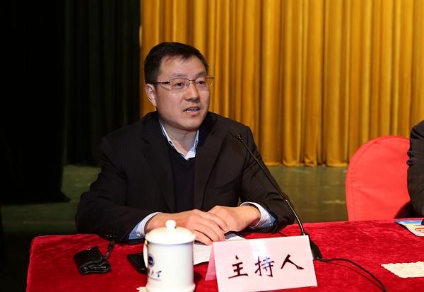 校党委书记武贵龙主持报告会并讲话