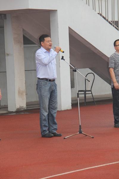 纪志成副校长宣布运动会开始