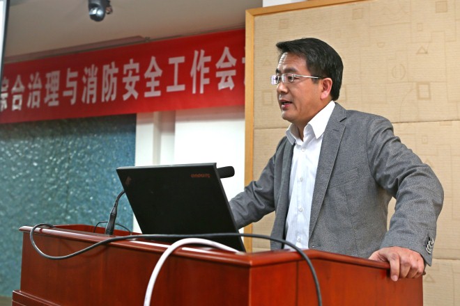 实验室与设备管理处处长赵建新作汇报交流