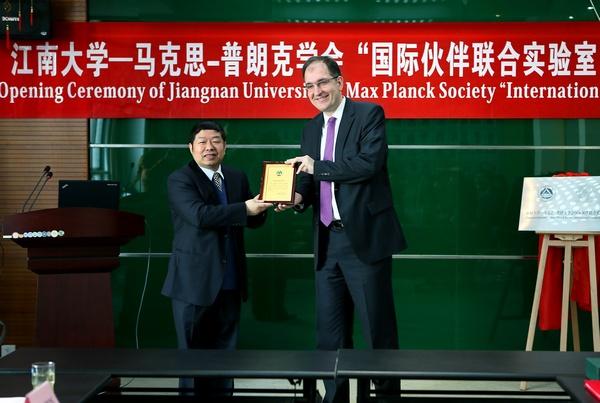 陈坚校长为Seeberger教授颁发国家外专局“高端外国专家”聘书