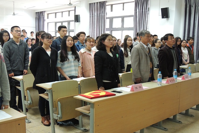 全体人员起立奏唱《国际歌》