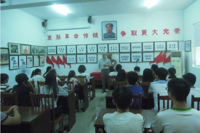吴成老前辈与同学们分享抗战故事