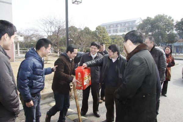 校长陈坚走访慰问后勤系统一线职工