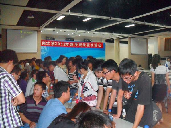 气氛热烈的台下交流