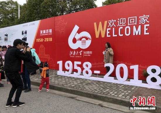 校园中处处弥漫着幸福的“味道”。