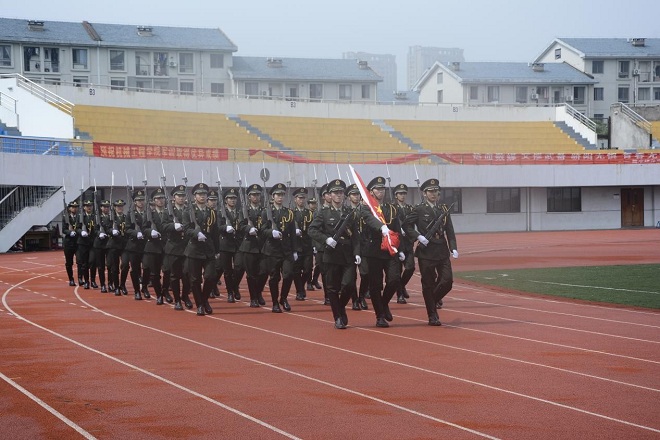 国旗班入场迎军旗仪式