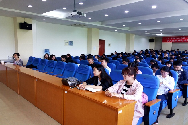 同学们在听讲