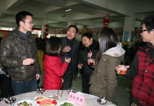 市校领导给同学们敬酒并送上美好祝福