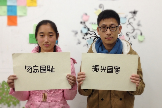 学生自发用多种形式纪念遇难同胞