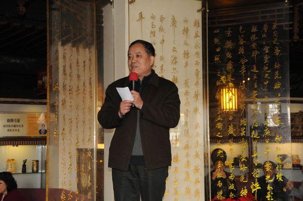 离退休处处长蒋建伟主持祝寿会
