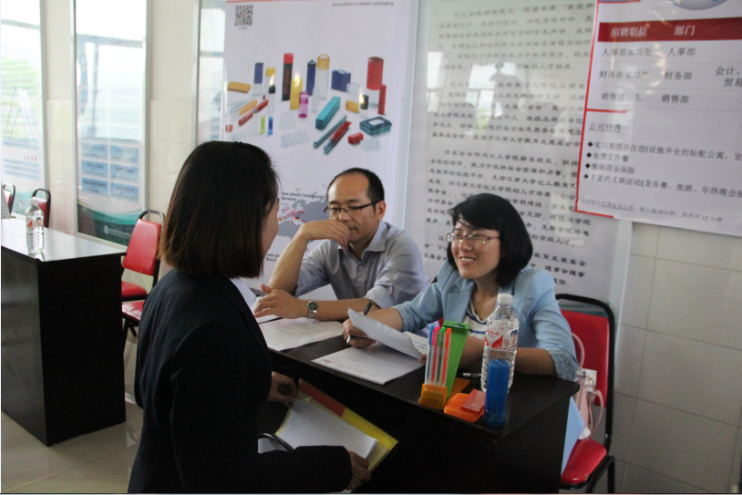 学生与企业面对面交流