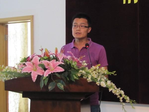 物联网工程学院09级硕士研究生邵文代表研究生校友联络员发言