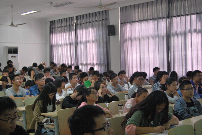 同学们认真聆听 