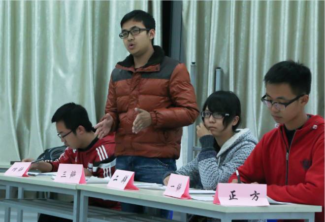 赛场上唇枪舌战