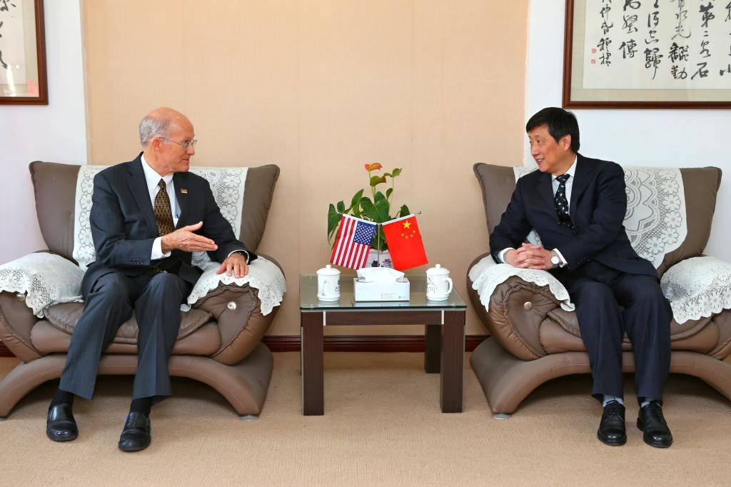 校党委书记朱拓会见Kenneth Burtis代理教务长兼执行副校长