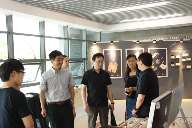 戴月波部长参观毕业展