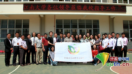 共建仪式结束后,江南大学团委书记等与玉溪市红塔区团委以及研支团成员合影留念。 杨蕾 供图 共建仪式结束后,江南大学团委书记等与玉溪市红塔区团委以及研支团成员合影留念。 杨蕾 供图