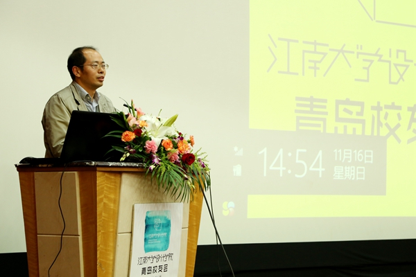 刘伯贤主任宣读并通过校友会组织机构名单