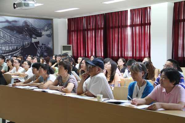 评委认真听取学生汇报