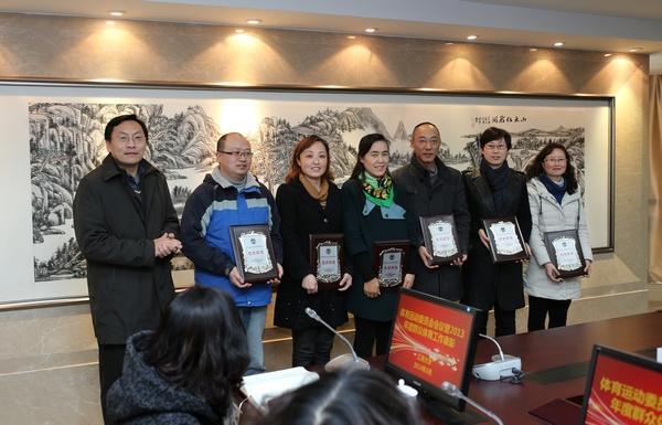 先进单位领奖