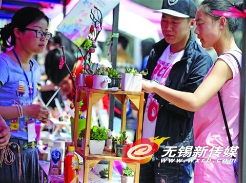 学生在创意市集现场选购