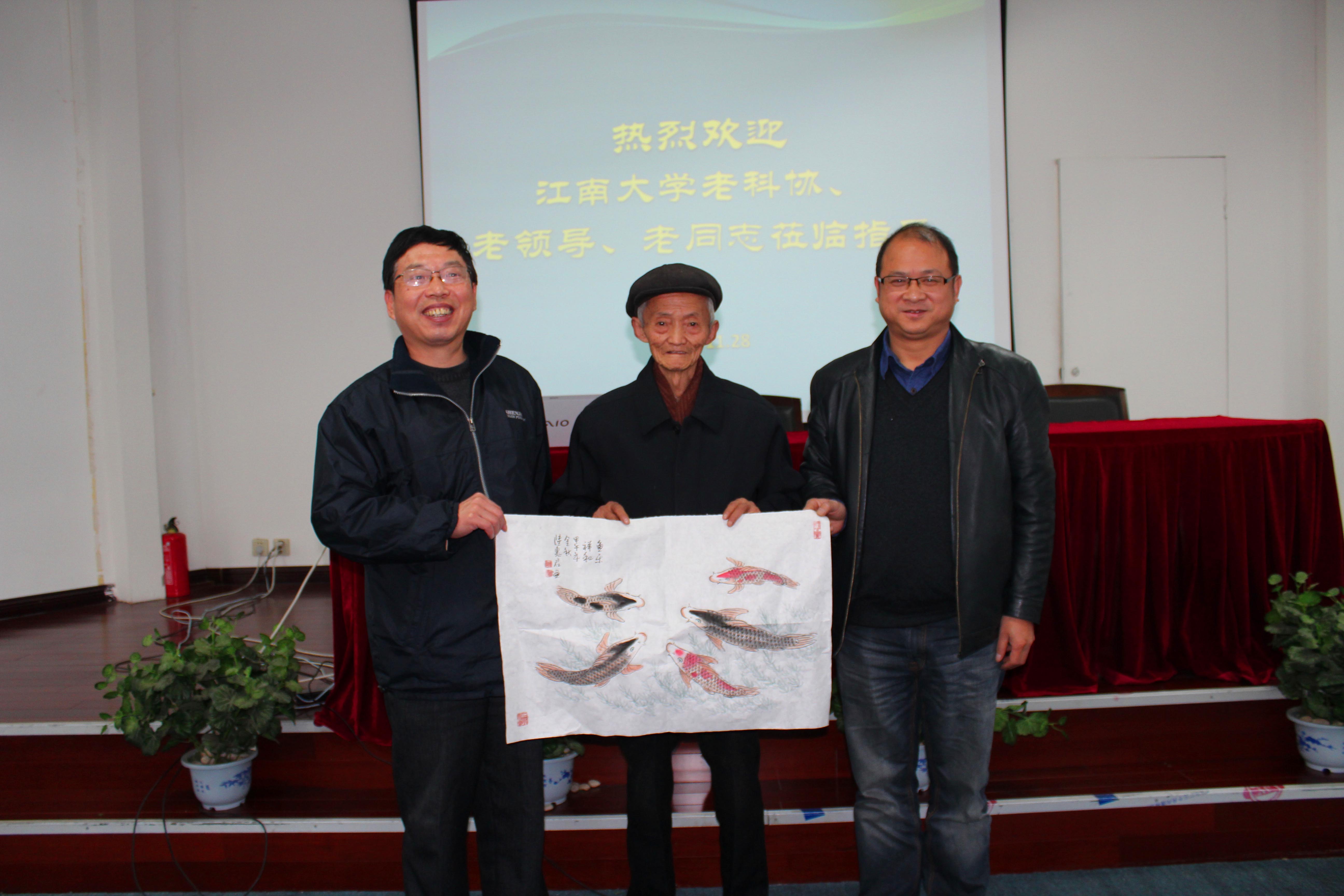老科协成员向校图书馆赠送绘画作品