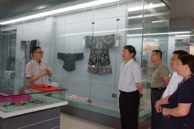 全国政协常委、副秘书长、民盟中央副主席徐辉一行参观我校民间服饰传习馆