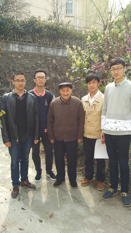 同学们和卜老在干休所院子里合影