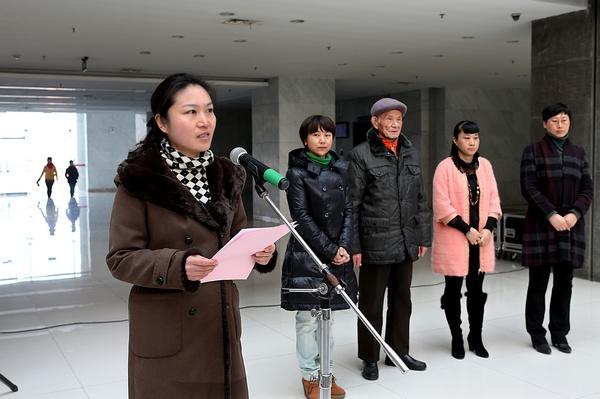 校党委宣传部副部长王芳主持开幕式