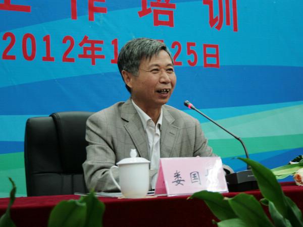 江南大学关工委常务副主任娄国栋主持会议