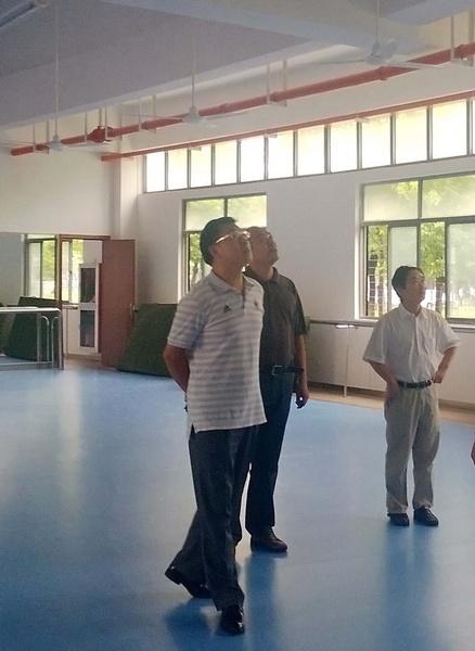 仔细查看漏雨渗水情况