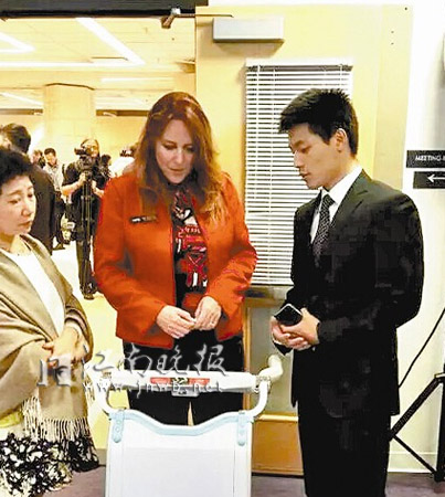 金洋在向美国客人介绍公司产品